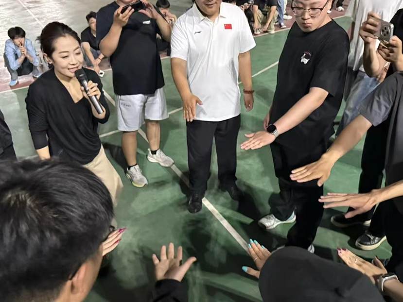 在轻松欢乐的游戏中增进交流