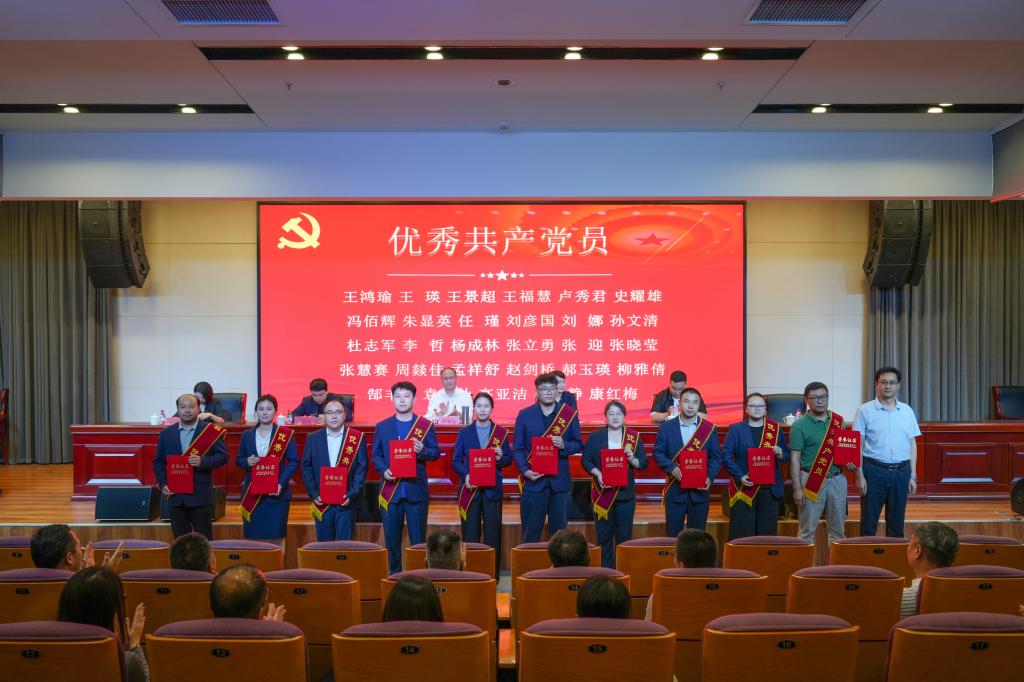 在伟大的中国共产党成立105 周年即
