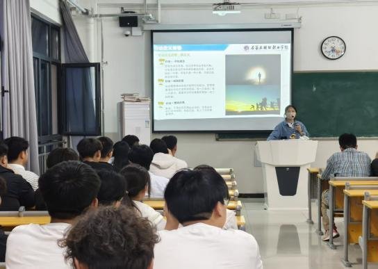 劳动致青春，以奋斗启新篇
