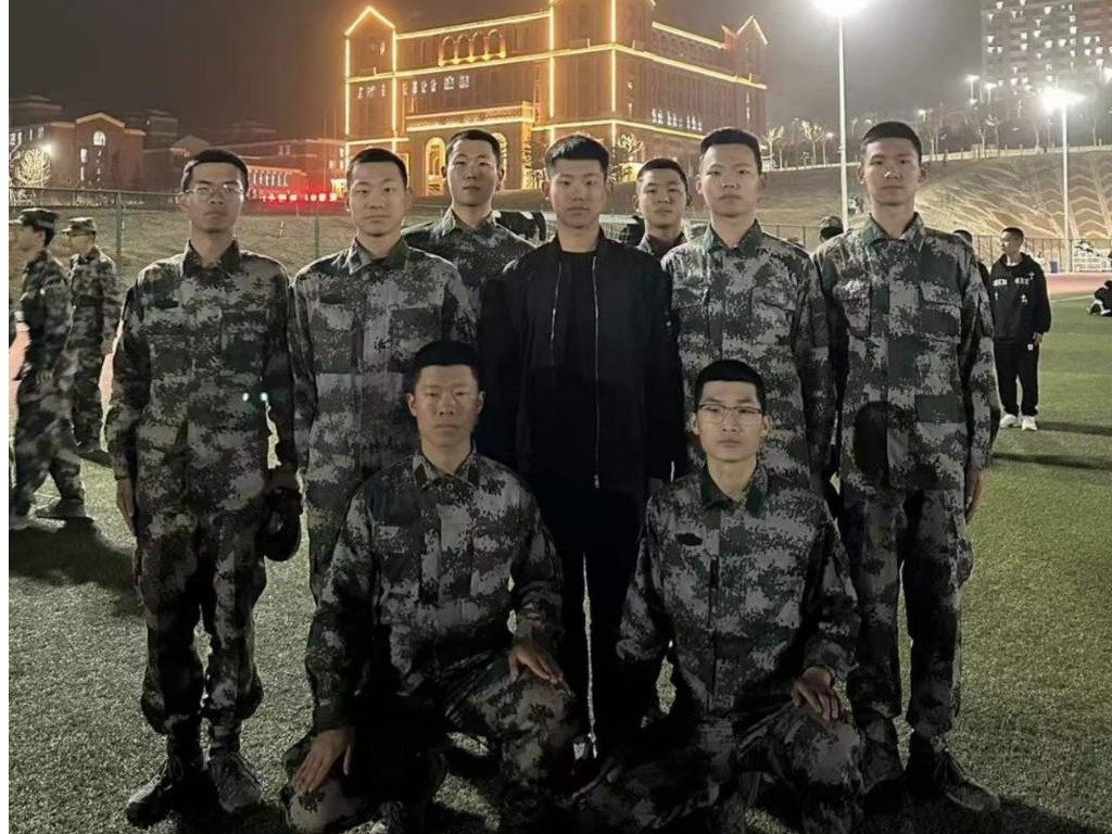 采用徒步方式