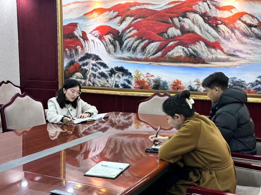 组织20名学生代表走进食堂后厨...