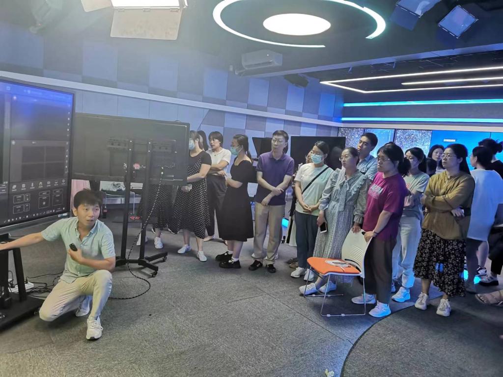我校在实训楼D505召开了录播室操作