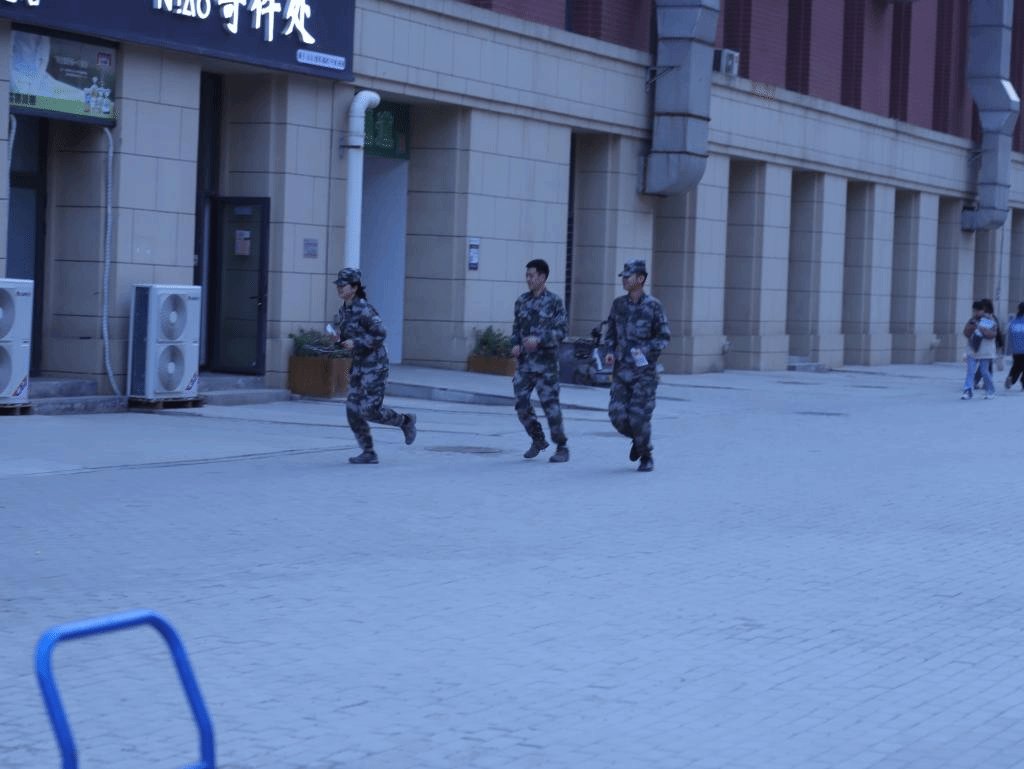 运动员忙碌地测听