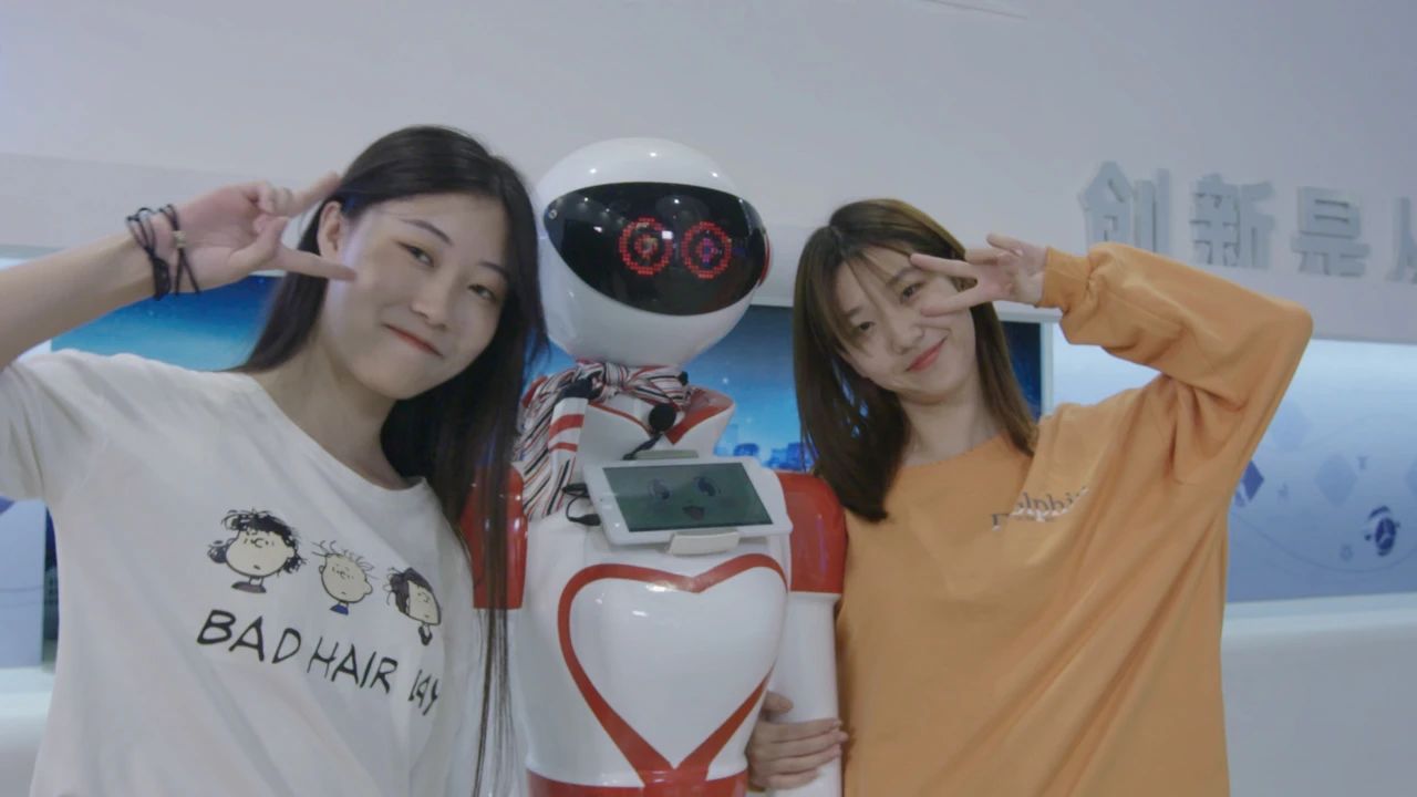 拥抱你”“映山红