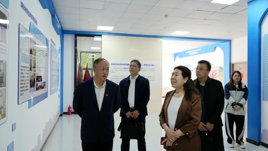 座谈会上