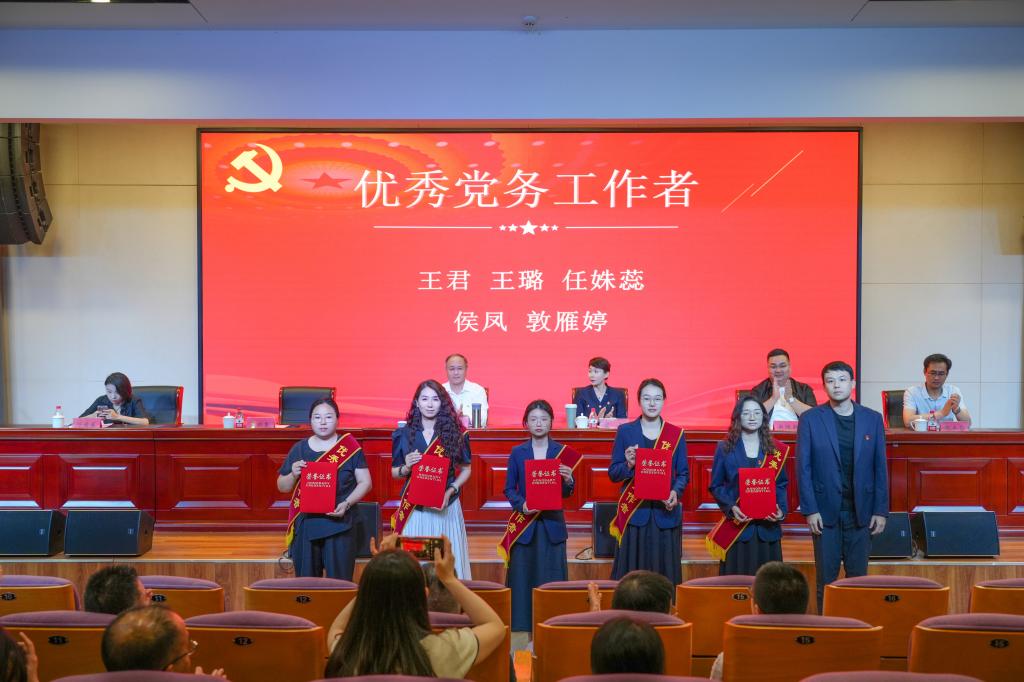 树立标杆榜样