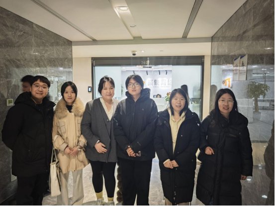 智慧物流实训室开放…